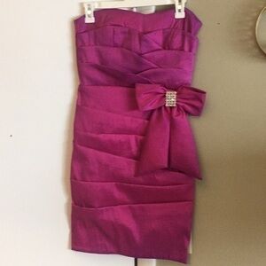 Sweetheart necked magenta fitted dress